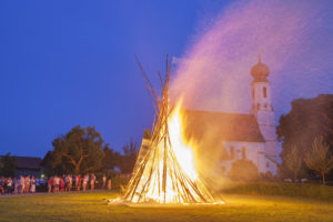 Peter und Paul Feuer vor der Kirche in Nußdorf im Chiemgau, Oberbayern, Bayern, Süddeutschland, Deutschland, Europa Peter und Paul Feuer vor der Kirche in Nußdorf im Chiemgau, Oberbayern, Bayern, Süddeutschland, Deutschland, Europa